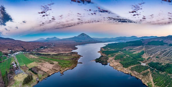 Puesta de sol sobre el monte errigal y Lough Nacung Lower, Condado de Donegal - Irlanda — Foto de Stock