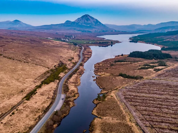 Zonsondergang boven Mount Errigal en Lough Nacung Lower, County Donegal-Ierland — Stockfoto