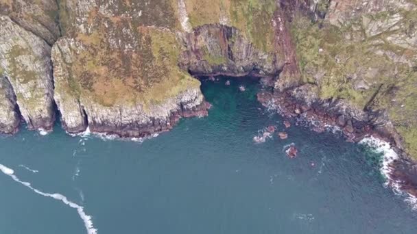 Vista aérea de los increíbles rompeolas en Horn Head en Donegal - Irlanda — Vídeos de Stock