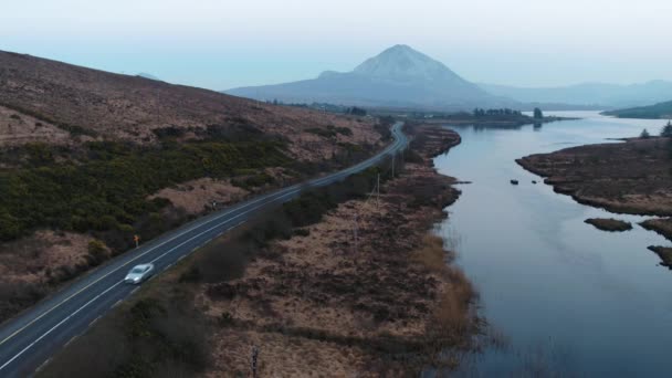 Sonnenuntergang über dem Berg errigal und lough nacung tiefer, county donegal - irland — Stockvideo