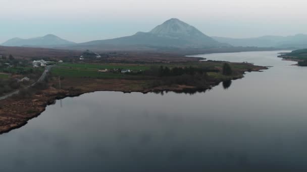 Puesta de sol sobre el monte errigal y Lough Nacung Lower, Condado de Donegal - Irlanda — Vídeo de stock