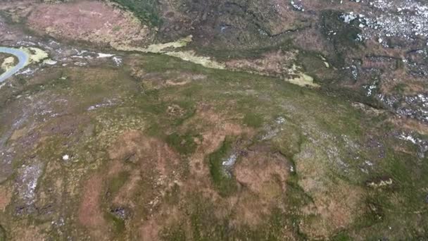 Vista aérea de los increíbles rompeolas en Horn Head en Donegal - Irlanda — Vídeos de Stock