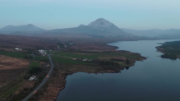 Puesta de sol sobre el monte errigal y Lough Nacung Lower, Condado de Donegal - Irlanda — Vídeos de Stock
