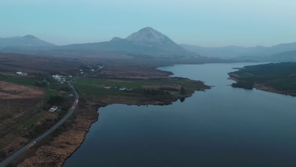 Solnedgång över Mount Errigal och Lough Nacung Lower, County Donegal-Irland — Stockvideo