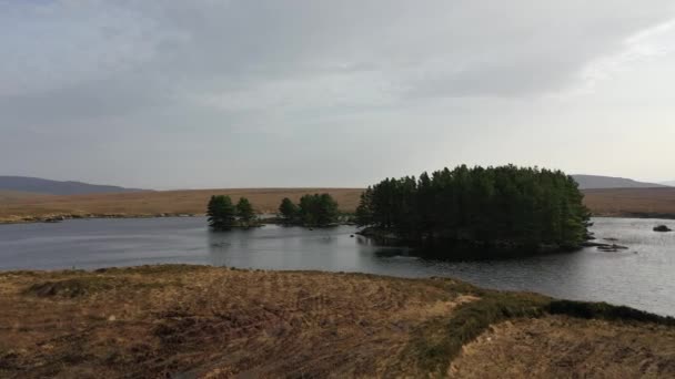 Vista aérea de Loch Mhin Leic na Leabhar - Meenlecknalore Lough - perto de Dungloe no Condado de Donegal, Irlanda — Vídeo de Stock