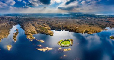 Portnoo 'dan Doon Kalesi' nin havadan görünüşü - Donegal İlçesi - İrlanda