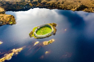 Portnoo 'dan Doon Kalesi' nin havadan görünüşü - Donegal İlçesi - İrlanda