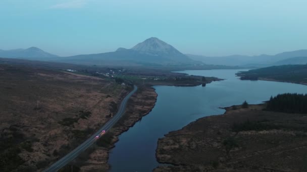 Naplemente fent Mount Errigal és Lough Nacung Lower, County Donegal-Írország — Stock videók