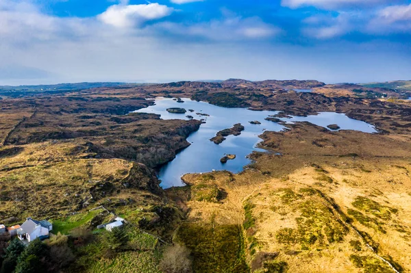 Luftaufnahme des Lough Doon zwischen Portnoo und Ardara, berühmt für die mittelalterliche Festung - County Donegal - Irland — Stockfoto