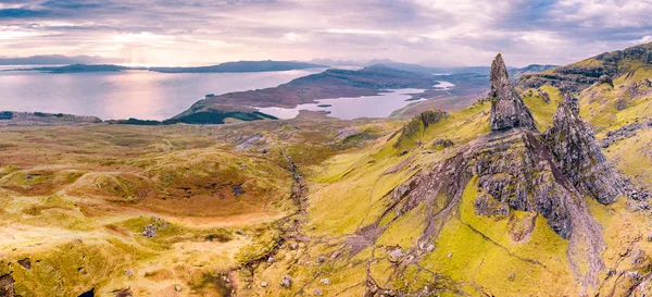 Widok z lotu ptaka starego człowieka z Storr i klifów Storr na wyspie Skye jesienią, Szkocja, Wielka Brytania — Zdjęcie stockowe