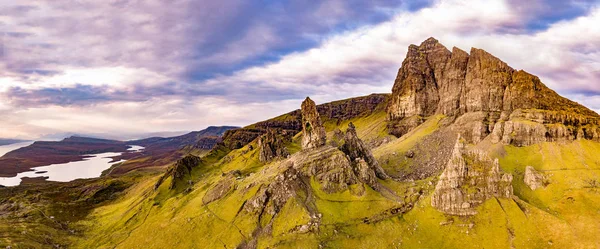 Εναέρια θέα του γέρου του Storr και των βράχων του Storr στη νήσο Σκάι το φθινόπωρο, Σκωτία, Ηνωμένο Βασίλειο — Φωτογραφία Αρχείου
