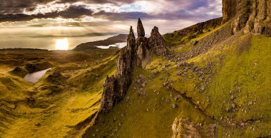 Sonbaharda Skye Isle üzerinde Storr Old Man ve Storr kayalıkların havadan görünümü, İskoçya, İngiltere