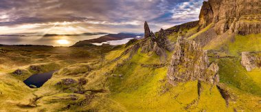 Sonbaharda Skye Isle üzerinde Storr Old Man ve Storr kayalıkların havadan görünümü, İskoçya, İngiltere