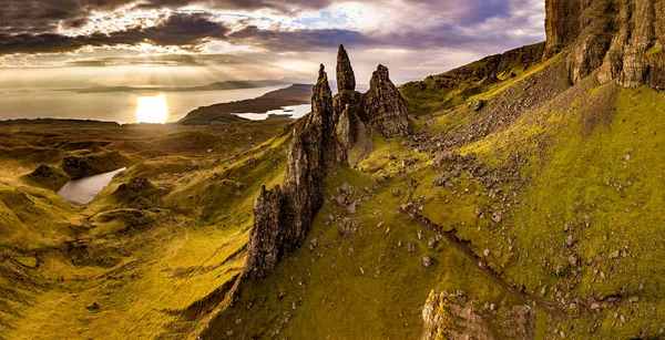 Widok z lotu ptaka starego człowieka z Storr i klifów Storr na wyspie Skye jesienią, Szkocja, Wielka Brytania — Zdjęcie stockowe