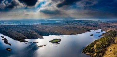 Ortaçağ kale ile ünlü Portnoo ve Ardara arasında Lough Doon havadan görünümü - County Donegal - İrlanda