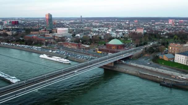 Vista aérea da cidade de Dusseldorf, na Alemanha, com o cruzamento da ponte Joseph-Beuys-Ufer e Oberkasseler - Todas as marcas e logotipos removidos — Vídeo de Stock
