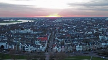 Joseph-Beuys-Ufer ve Oberkasseler köprüsünün geçişi ile Almanya'nın Düsseldorf şehrinin havadan görünümü - Tüm marka ve logolar kaldırıldı