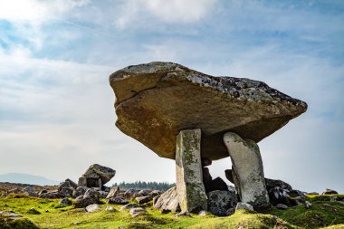 Kilclooney Dolmen, İrlanda'nın Donegal eyaletinde Ardara ve Portnoo arasında M.Ö. 4000-3000 yılları arasında uzanan neolitik anıttır.