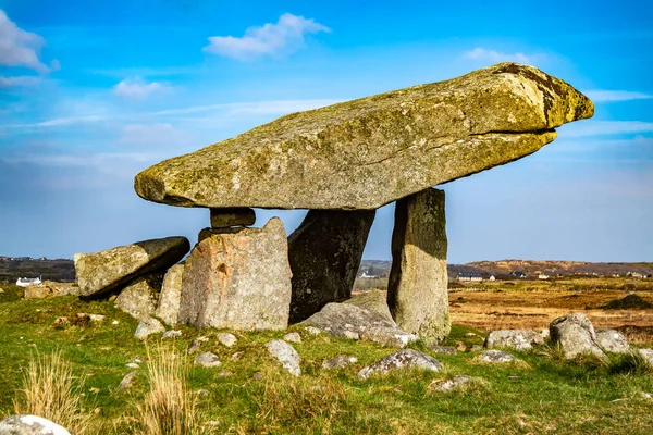 Kilclooney Dolmen este un monument neolitic ce datează din 4000 până în 3000 î.Hr. între Ardara și Portnoo în comitatul Donegal, Irlanda. — Fotografie, imagine de stoc