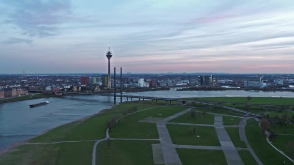Vista aérea de la ciudad de Düsseldorf en Alemania con el cruce de Joseph-Beuys-Ufer y el puente Oberkasseler - Todas las marcas y logotipos eliminados — Vídeo de stock