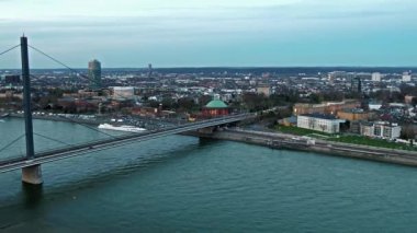 Joseph-Beuys-Ufer ve Oberkasseler köprüsünün geçişi ile Almanya'nın Düsseldorf şehrinin havadan görünümü - Tüm marka ve logolar kaldırıldı