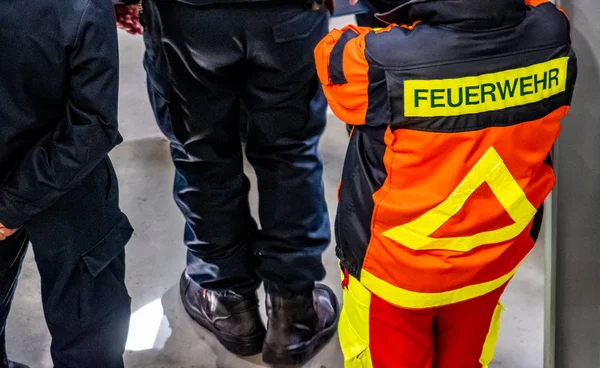 Deutsche Feuerwehr - Truppführer steht und wartet - Übersetzung: Feuerwehrmann — Stockfoto