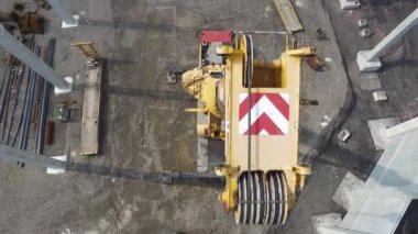 Şantiyeye büyük betonarme kazıklar kuran dev vinç havadan görünümü