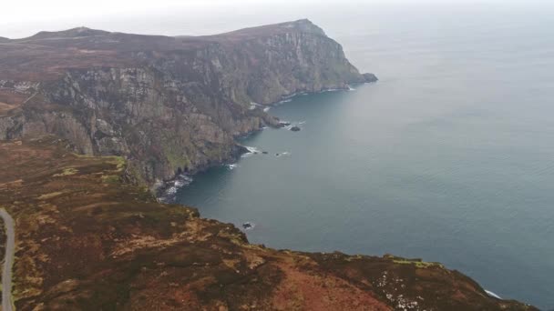 Вид с высоты птичьего полета на Рог-Хед в Донегале - Ирландия — стоковое видео