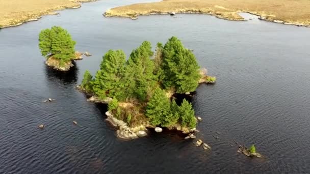 Вид с воздуха на Loch Mhin Leic na Leabhar - Meenlecknalore Lough - по близости от Dungloe in County Donegal, Ireland — стоковое видео