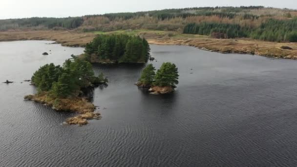 Loch Mhin Leic na Leabhar havadan görünümü - Meenlecknalore Lough - County Donegal Dungloe yakın, İrlanda — Stok video