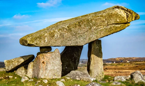 Kilclooney Dolmen este un monument neolitic ce datează din 4000 până în 3000 î.Hr. între Ardara și Portnoo în comitatul Donegal, Irlanda. — Fotografie, imagine de stoc