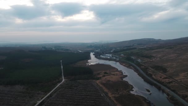 Flygbild över Gweedore vid Lough Nacung Lower, County Donegal-Irland — Stockvideo