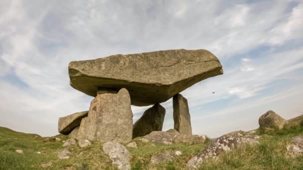 De Kilclooney Dolmen is het neolithische monument dat teruggaat tot 4000 tot 3000 v. Chr. tussen Ardara en Portnoo in County Donegal, Ierland-timelapse — Stockvideo