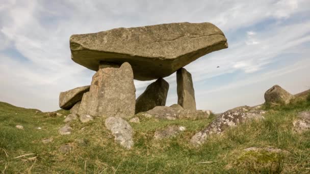 Der kilclooney dolmen ist ein neolithisches denkmal aus der zeit von 4000 bis 3000 v.Chr. zwischen ardara und portnoo im county donegal, irland - zeitraffer — Stockvideo
