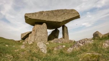 Kilclooney Dolmen, İrlanda'nın Donegal ilçesinde Ardara ve Portnoo arasında M.Ö. 4000-3000 yılları arasında uzanan neolitik anıttır.