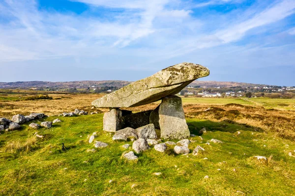Kilclooney Dolmen jest neolityczny pomnik sięga 4000 do 3000 pne między Ardara i Portnoo w hrabstwie Donegal, Irlandia — Zdjęcie stockowe
