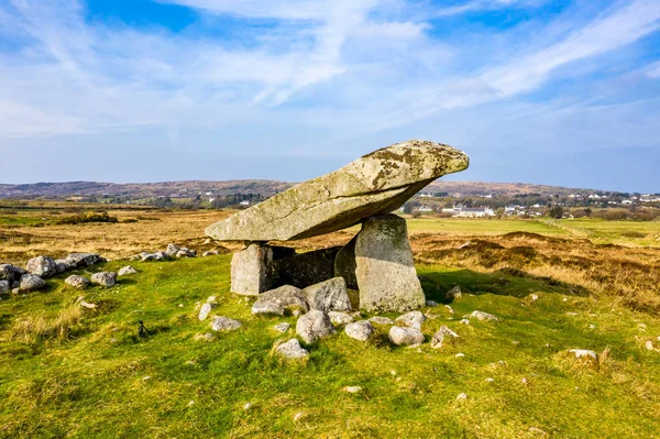 O Kilclooney Dolmen é um monumento neolítico que remonta a 4000 a 3000 a.C. entre Ardara e Portnoo no Condado de Donegal, Irlanda — Fotografia de Stock