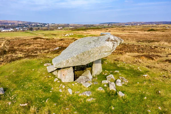 O Kilclooney Dolmen é um monumento neolítico que remonta a 4000 a 3000 a.C. entre Ardara e Portnoo no Condado de Donegal, Irlanda — Fotografia de Stock