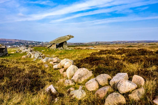 Afdeling Geleerde Tomaat De Kilclooney Dolmen is het neolithische monument dat teruggaat tot 4000  tot 3000 v. Chr. tussen Ardara en Portnoo in County Donegal, Ierland ⬇  Stockfoto, rechtenvrije foto door © Lukassek #264897064