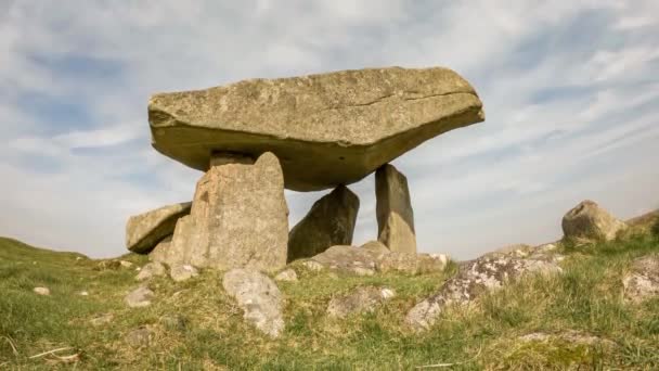 De Kilclooney Dolmen is het neolithische monument dat teruggaat tot 4000 tot 3000 v. Chr. tussen Ardara en Portnoo in County Donegal, Ierland-timelapse — Stockvideo