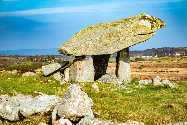 Kilclooney Dolmen - неолитический памятник, датируемый 4000-3000 годами до н.э. между Ардарой и Портну в графстве Донегал, Ирландия — стоковое фото