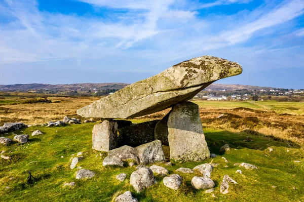 Пам'ятник-Кілклуні Долмен є пам'ятником неоліту, починаючи з 4000 до 3000 до н. е. між Ардара і Портноо в графстві Донегол, Ірландія — стокове фото