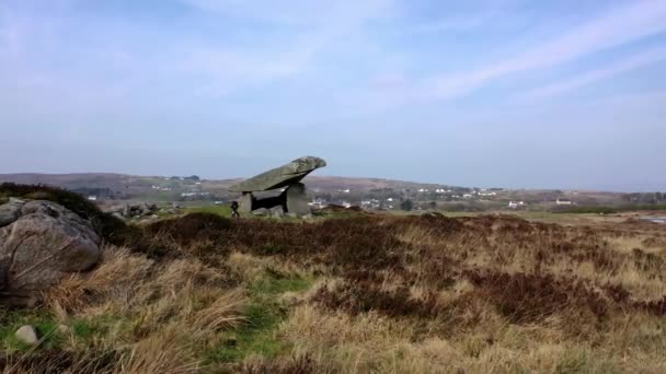 De Kilclooney Dolmen is het neolithische monument dat teruggaat tot 4000 tot 3000 v. Chr. tussen Ardara en Portnoo in County Donegal, Ierland-Aerial — Stockvideo