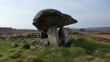 Kilclooney Dolmen, Donegal, İrlanda 'da Ardara ve Portnoo arasında M.Ö. 4000-3000 yılları arasında uzanan neolitik anıttır .