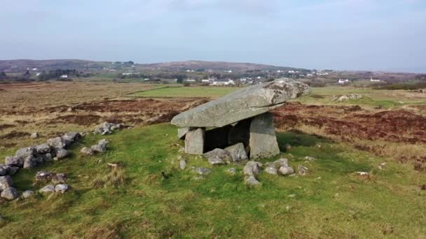 El Kilclooney Dolmen es un monumento neolítico que data de 4000 a 3000 aC entre Ardara y Portnoo en el Condado de Donegal, Irlanda - Aérea — Vídeo de stock