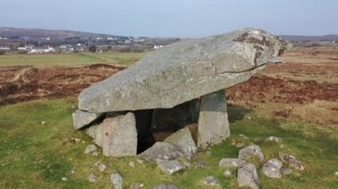 Kilclooney Dolmen, Donegal, İrlanda 'da Ardara ve Portnoo arasında M.Ö. 4000-3000 yılları arasında uzanan neolitik anıttır .