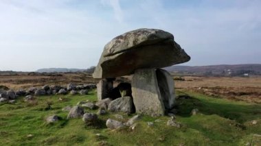 Kilclooney Dolmen, Donegal, İrlanda 'da Ardara ve Portnoo arasında M.Ö. 4000-3000 yılları arasında uzanan neolitik anıttır .