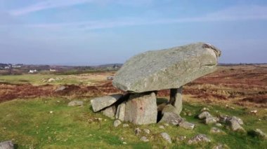 Kilclooney Dolmen, Donegal, İrlanda 'da Ardara ve Portnoo arasında M.Ö. 4000-3000 yılları arasında uzanan neolitik anıttır .