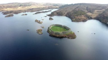 Portnoo 'dan Doon Kalesi' nin havadan görünüşü - Donegal İlçesi - İrlanda