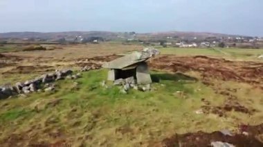 Kilclooney Dolmen, İrlanda'nın Donegal ilçesinde Ardara ve Portnoo arasında M.Ö. 4000-3000 yılları arasında uzanan neolitik anıttır.